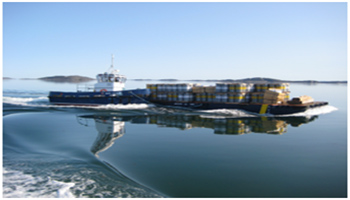 Déchargement des barges sur le rivage d'Iqaluit